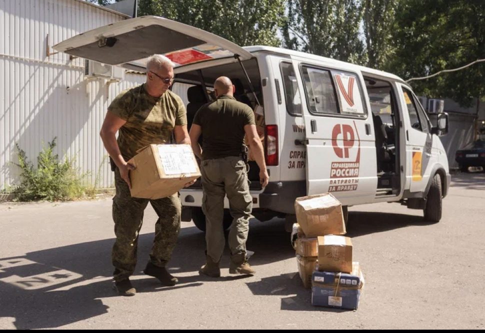 Идёт разгрузка гуманитарной помощи в Луганске